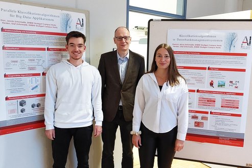 Informatikstudierende Jannik Dürr und Alicia Dietrich mit Studiengangsleiter Prof. Dr.-Ing. Olaf Herden