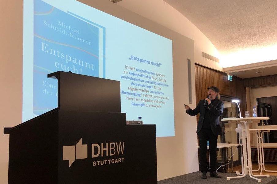  Philosoph und Autor Dr. Michael Schmidt-Salomon bei seinem Vortrag zum Thema Gelassenheit an der DHBW Stuttgart