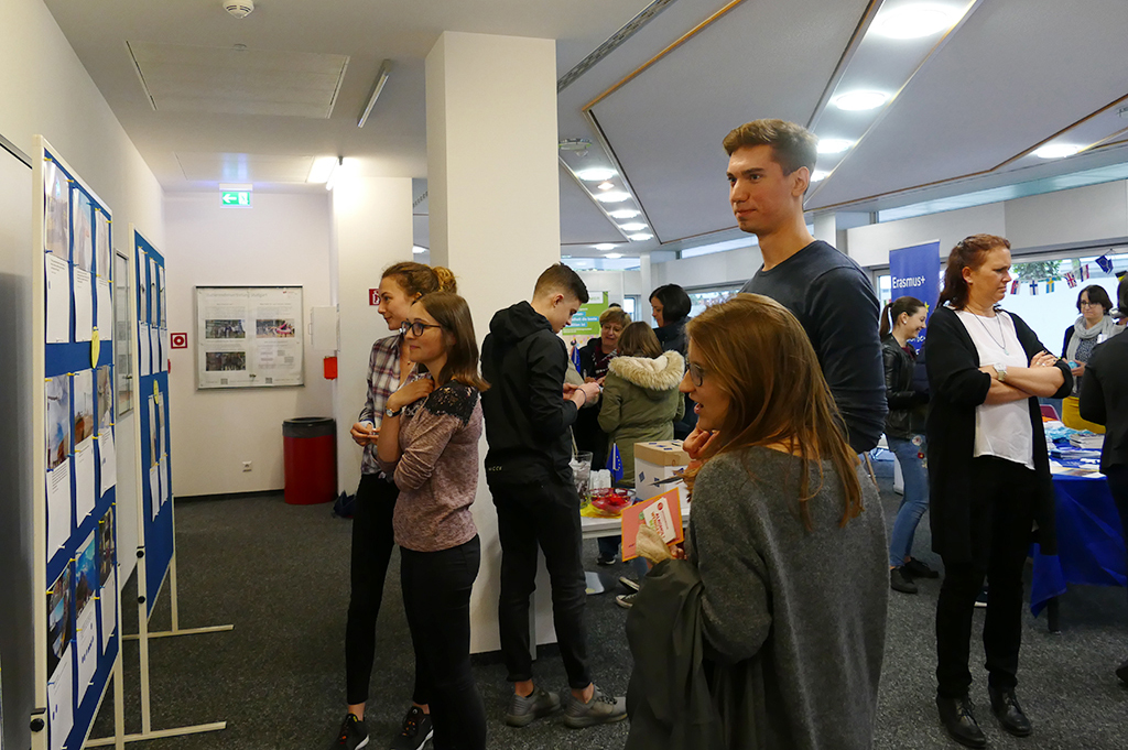 Studierende informieren sich beim Europa-Aktionstag der DHBW Stuttgart über Arbeiten und Studieren in Europa