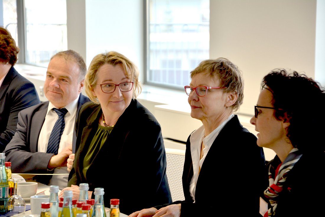 Von links: Hartmut Römpp, Ministerin Theresia Bauer, Ministerin Prof. Dr.-Ing. Dr. Sabine Kunst, Prof. Dr. Bärbel G. Renner
