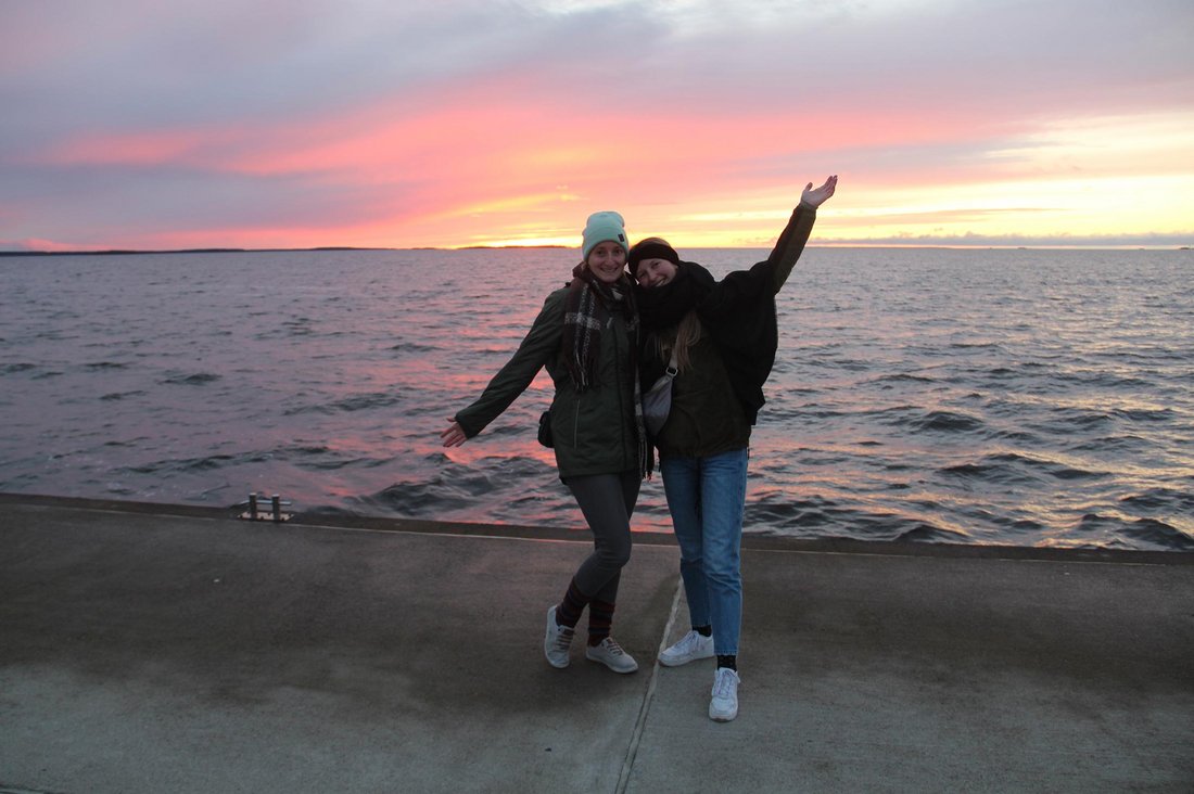 Theresa Köngeter und Emely-Jo Kieler stehen auf einer Mole, hinter ihnen sieht man das Meer.