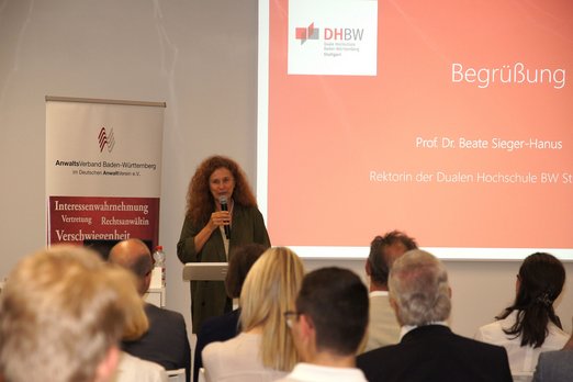 Prof. Dr. Beate Sieger-Hanus begrüßt die Teilnehmenden