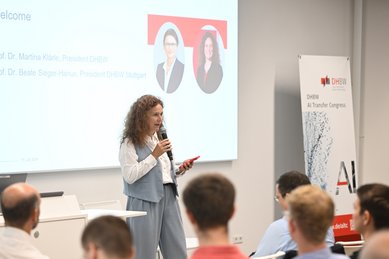 3. DHBW AI Transfer Congress an der DHBW Stuttgart - Prof. Dr. Beate Sieger-Hanus, Rektorin der DHBW Stuttgart, begrüßt die Teilnehmenden.