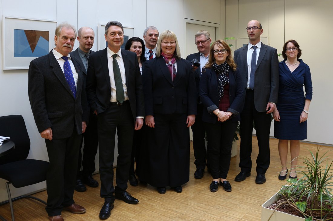 Teilnehmende des Delegationsbesuchs (v.l.n.r.): Prof. Dr. Rolf Richterich, Dr. Zsolt Csaba Johanyák, Prof. Dr. Joachim Weber, Edina Suba, Prof. József Berács, Prof. Piroska Ailer, Tibor Nyerges, Zita Finta, Dr. Lórant Kovács, Dorte Süchting