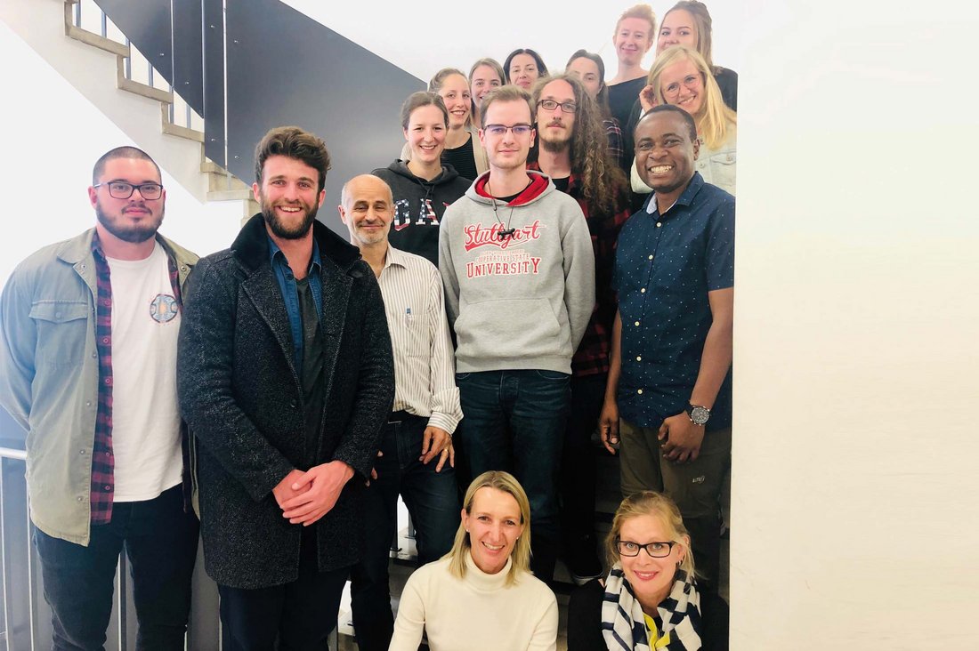 Davies Okombo (rechts) mit Studierenden und Beschäftigten der Fakultät Sozialwesen