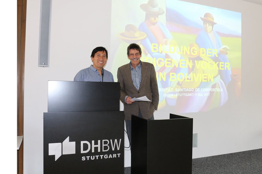 Prof. Dr. Germán Vargas und Prof. Dr. Matthias Moch beim Vortrag über die Bildung indigener Völker in Bolivien im Hasenbergsaal