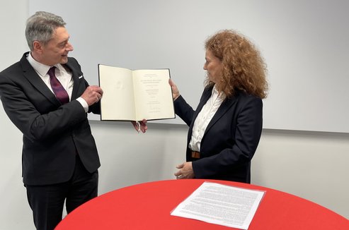  Prof. Dr. Joachim Weber und Rektorin Prof. Dr. Beate Sieger-Hanus