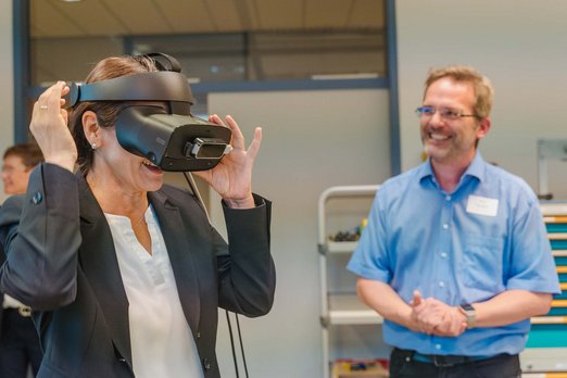 Prof.in Dr. Martina Klärle mit einer VR-Brille und Prof. Dr. Tim Jansen