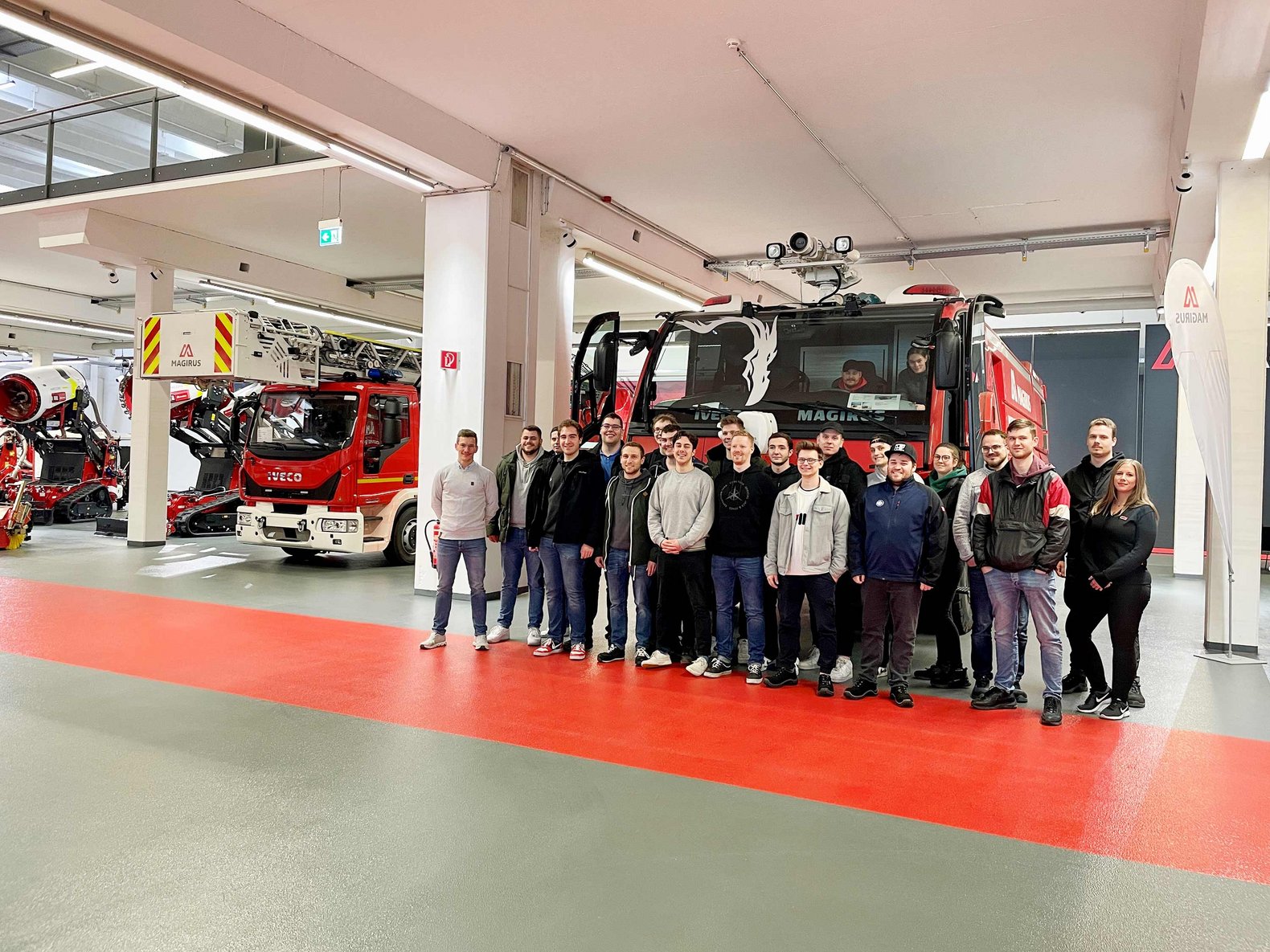 Studierende der Kfz-Prüftechnik bei Exkursion zu Magirus