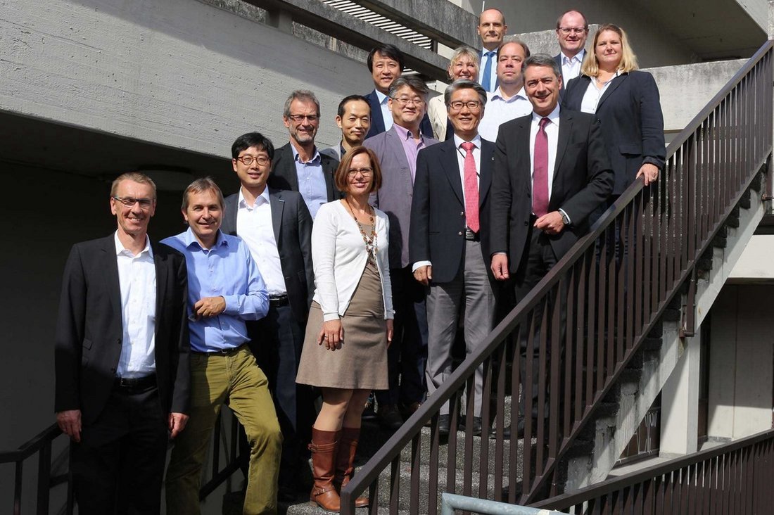 Vertreter der Hanyang Universität mit Professorinnen und Professoren der DHBW Stuttgart sowie Dekanin Prof. Dr. Katja Kuhn (oben rechts) und Rektor Prof. Dr. Joachim Weber (rechts außen)