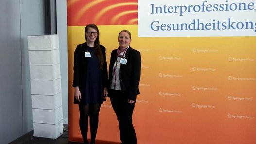 Caroline Hahn und Ulrike Kienle (v.l.) beim 5. Interprofessionellen Gesundheitskongress