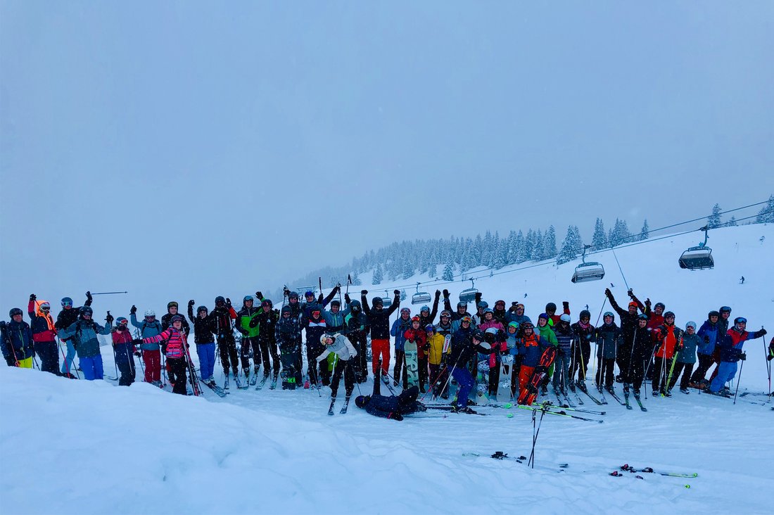 Wintersportlerinnen und -sportler der DHBW Stuttgart bei der Ski- und Snowboardausfahrt des Hochschulsports ins Montafon
