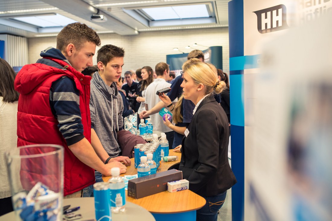 Schüler beim Beratungsgepsräch am Studientag der DHBW Stuttgart