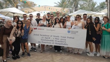 Die Teilnehmenden der Exkursion nach Dubai Die Teilnehmenden der Exkursion nach Dubai