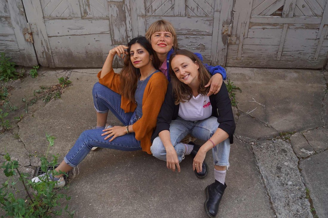 v.l.n.r. Die Referentinnen und Schöpferinnen des Stuttgarter Podcasts „HerzaufZunge“, Zoreh Ahmadian, Marie Eisendick und Catherina Kaiser.