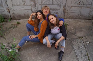 v.l.n.r. Die Referentinnen und Schöpferinnen des Stuttgarter Podcasts „HerzaufZunge“, Zoreh Ahmadian, Marie Eisendick und Catherina Kaiser. v.l.n.r. Die Referentinnen und Schöpferinnen des Stuttgarter Podcasts „HerzaufZunge“, Zoreh Ahmadian, Marie Eisendick und Catherina Kaiser.