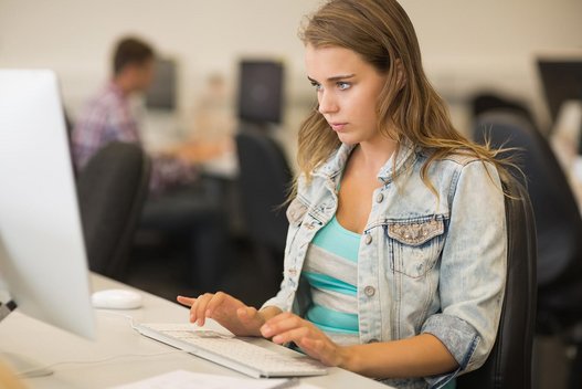 Schülerin am Laptop (Foto©Fotosearch)