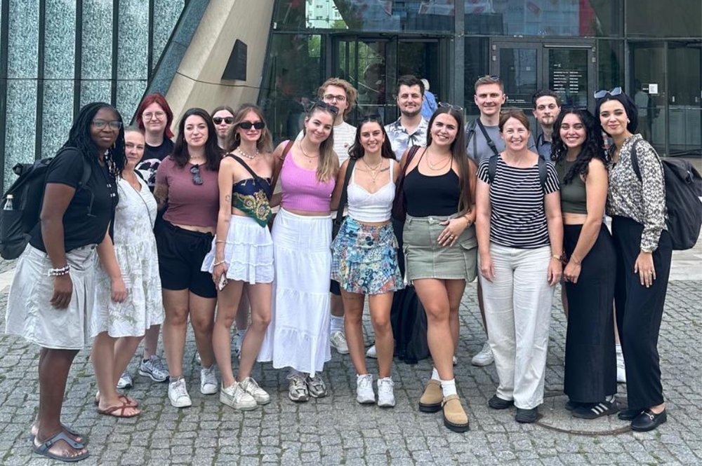 Gruppenfoto vor dem Polin-Museum im Stadtteil des ehemaligen Warschauer Ghettos