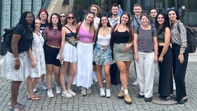 Gruppenfoto vor dem Polin-Museum im Stadtteil des ehemaligen Warschauer Ghettos