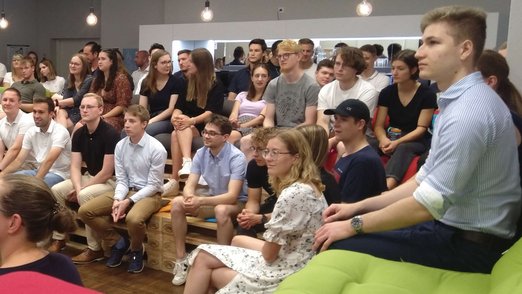 Gruppenfoto mit Studierenden