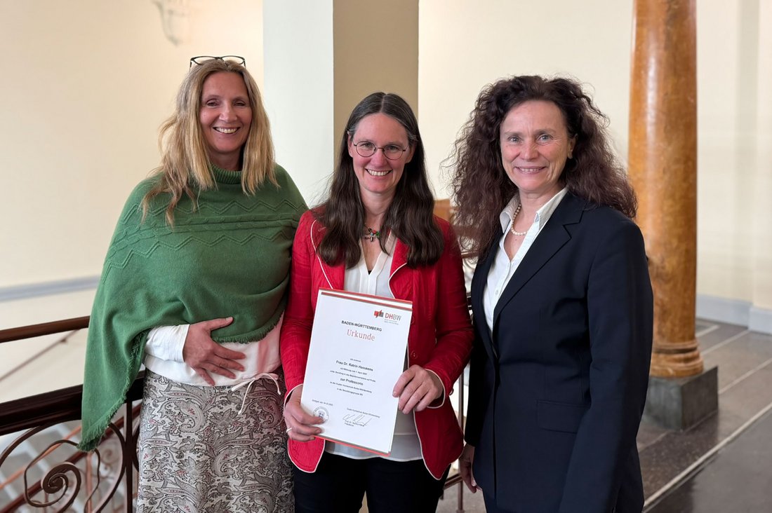 v.l.n.r. Studiendekanin Prof. Dr. Anke Simons, Prof. Dr. Katrin Heeskens, Rektorin Prof. Dr. Beate Sieger-Hanus