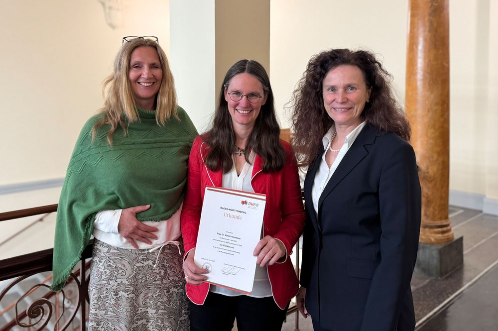 v.l.n.r. Studiendekanin Prof. Dr. Anke Simons, Prof. Dr. Katrin Heeskens, Rektorin Prof. Dr. Beate Sieger-Hanus