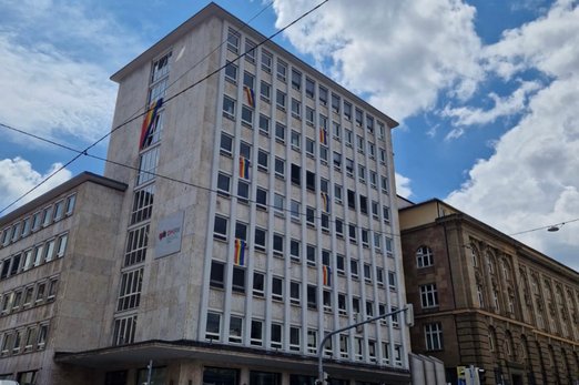 Gebäude der DHBW Stuttgart mit Regenbogenflaggen