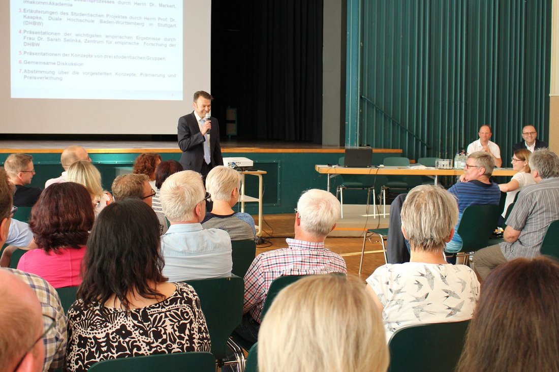 Bürgermeister Jörg Seibold begrüßt die Gäste zur Präsentation der Konzeptentwicklung für den Einzelhandel.