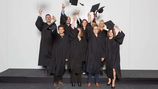 Die Absolventinnen und Absolventen des Studienganges Angewandte Pflegewissenschaft bei der Bachelor's Night 2016 (Foto: 7visuals.com / Oskar Eyb)