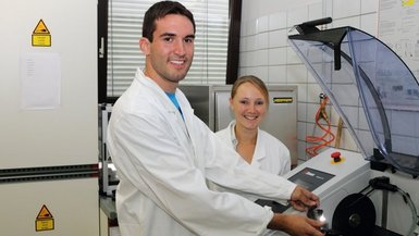 Labor Werkstoffkunde Zwei Studierende im Labor Werkstoffkunde