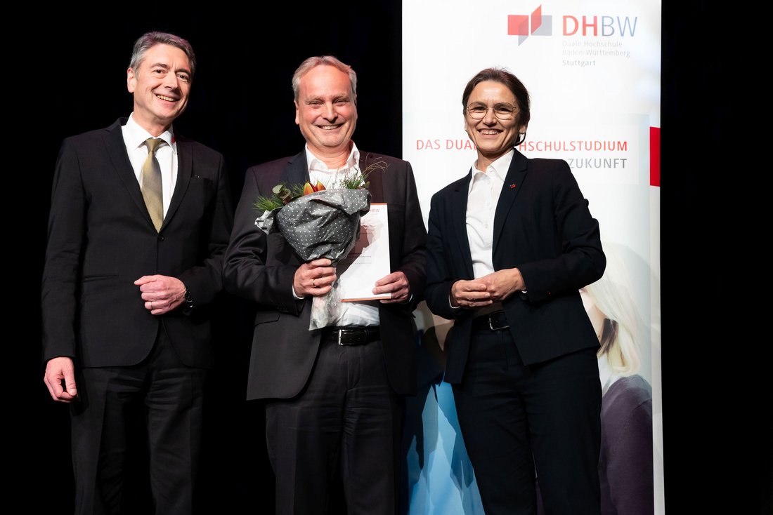 v.l.n.r.: Prof. Dr. Joachim Weber, Rektor DHBW Stuttgart, Hon. Prof. Dr. Stefan Fütterling, Capgemini GmbH, Prof. Dr. Martina Klärle, Präsidentin DHBW