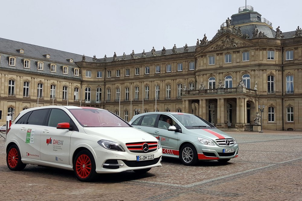 Das Triple eCar (vorne) und das Brennstoffzellenfahrzeug der DHBW Stuttgart