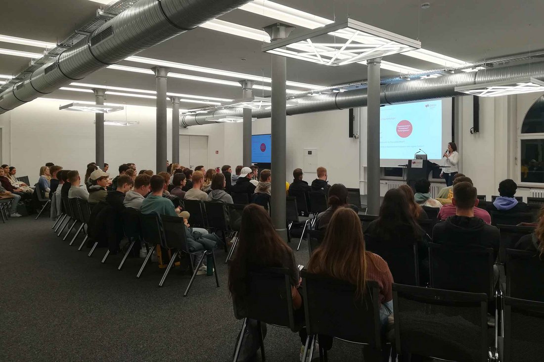 Vortragsraum mit Besucherinnen und Besuchern