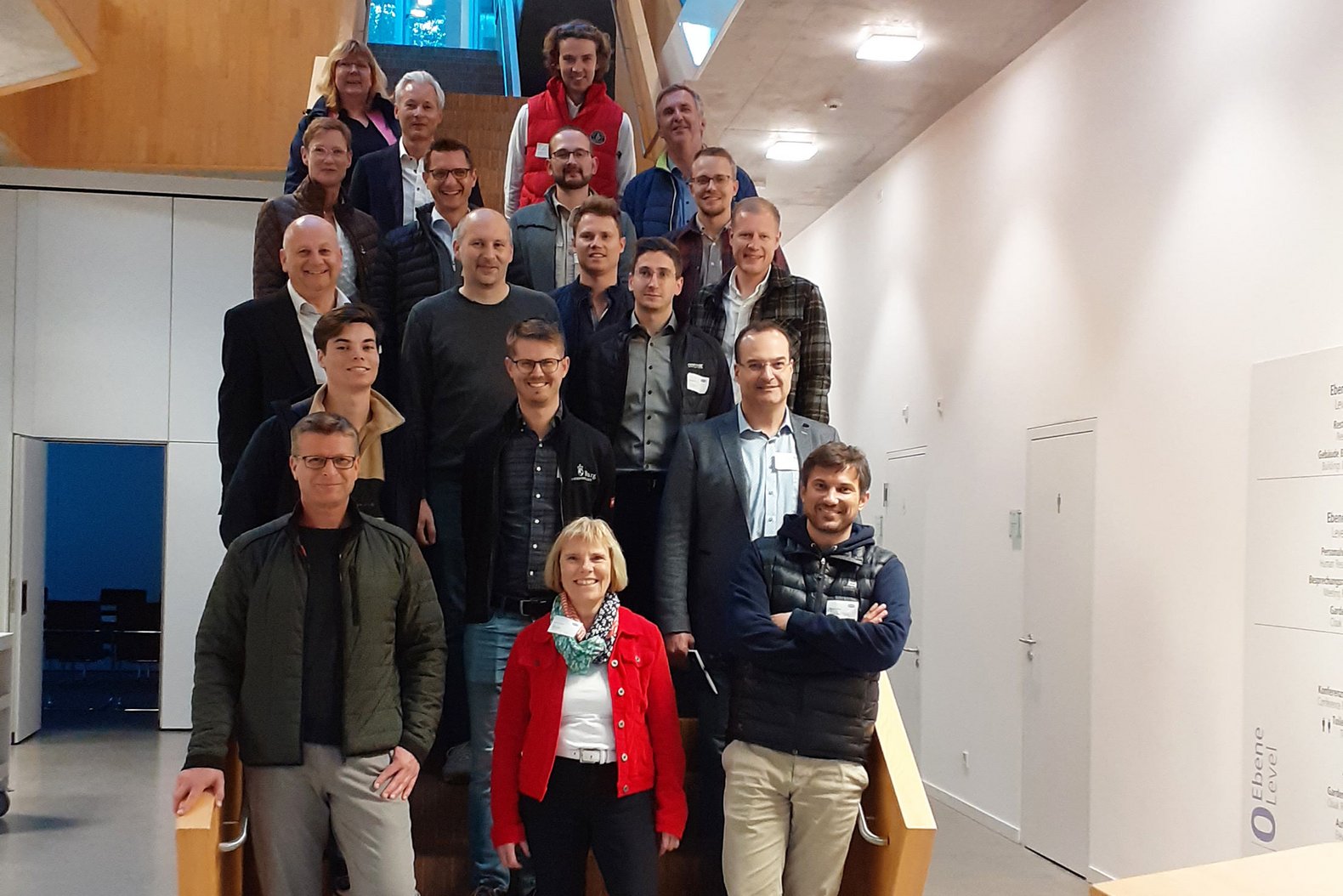 Gruppenfoto des AlumniAfterwork Besuchs bei der J. Schmalz GmbH des Campus Horb