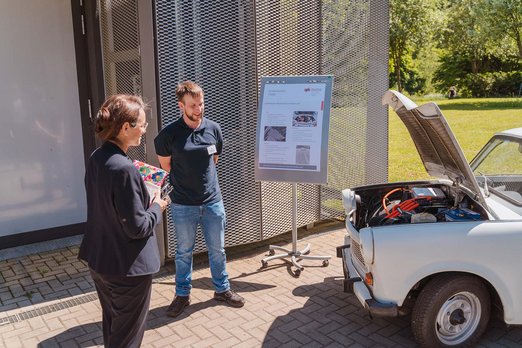 Prof.in Dr. Martina Klärle mit Student Michael Felkel vor einem umgebauten Elektro-Trabant