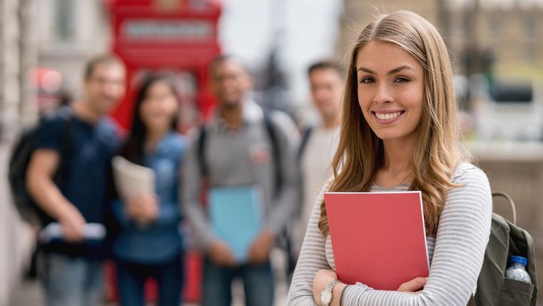 Studentin International Business and Management bei einem Auslandsaufenthalt Studentin International Business and Managementbei einem Auslandsaufenthalt