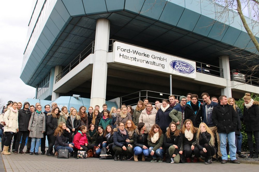 Die Exkursionsgruppe vor einem Gebäude der Ford-Werke GmbH.