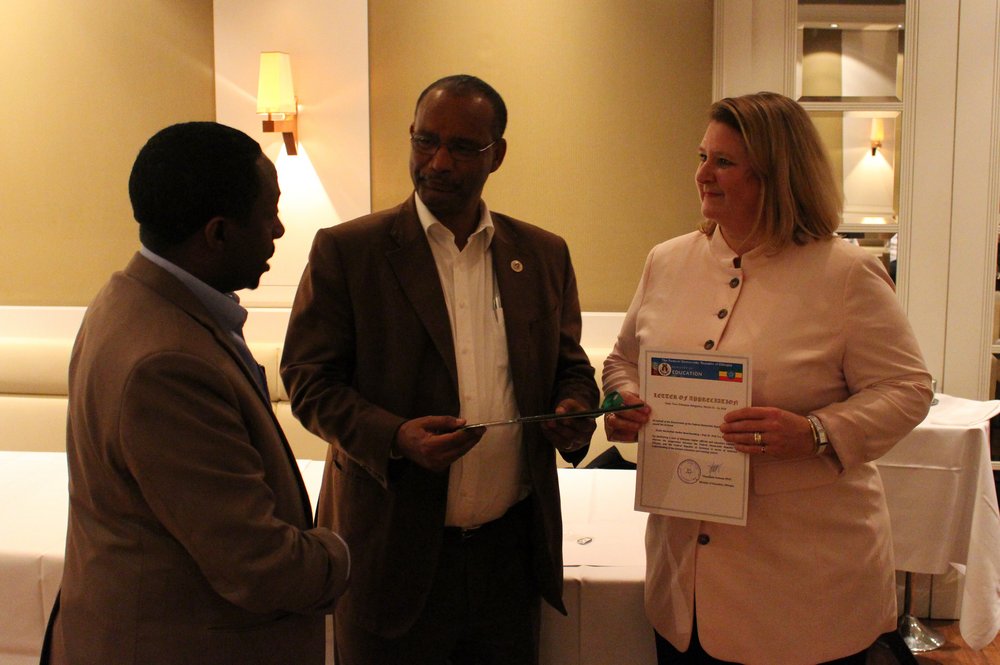 Der äthiopische Bildungsminister überreicht das Gastgeschenk (v.l.n.r.: Dr. Samuel Kidane, Staatssekretär für Bildung, Dr. Tilyae Ambaye, Bildungsminister, Prof. Dr. Katja Kuhn, Prorektorin der DHBW Stuttgart)