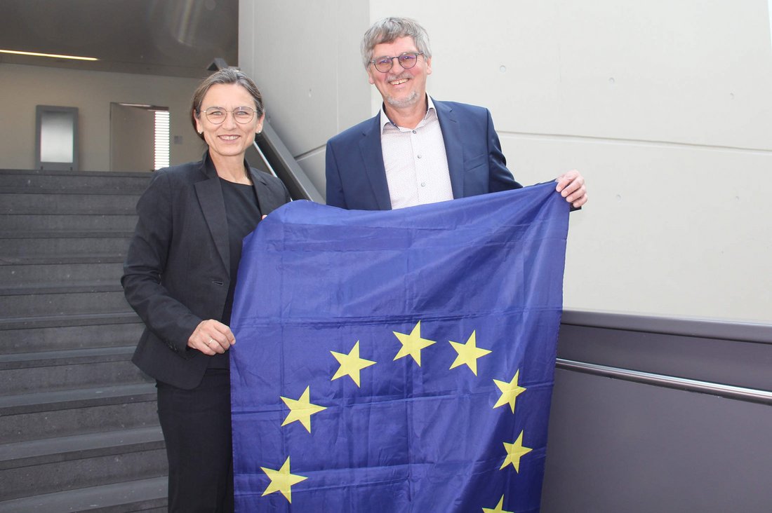 Prof. Dr. Martina Klärle (Präsidentin) und Raimund Hudak (Antragsautor) mit Europa-Fahne.