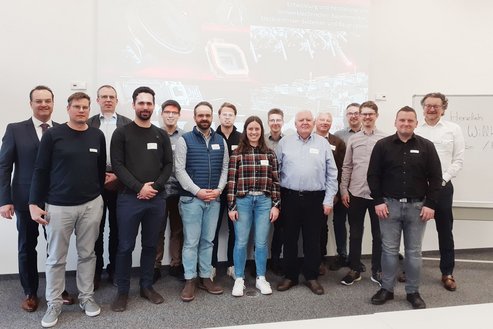 Gruppenbild Afterwork Alumni-Besuch des Campus Horb bei H&B Electronic