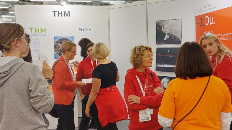 Besucherinnen auf der herCareer Expo 2023 in München