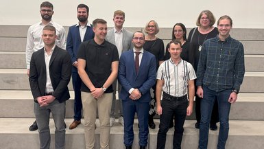 Die ersten Embedded-Systems-Absolventen mit ihren Professorinnen und der Sekretärin des Studiengangs Inken Hengst. Die ersten Embedded-Systems-Absolventen mit ihren Professorinnen und der Sekretärin des Studiengangs Inken Hengst.