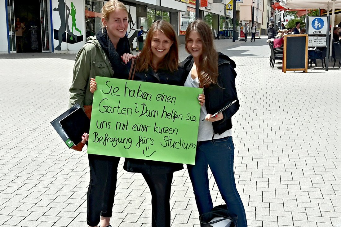 Studierende suchen in baden-württembergischen Städten Teilnehmerinnen und Teilnehmer für die Werbeerfolgsstudie.