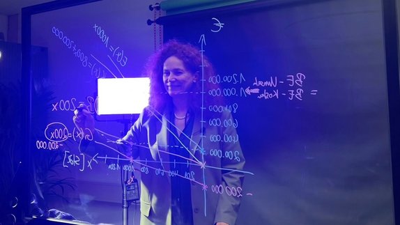 Prof. Dr. Sieger-Hanus im Studio41 am Lightboard Prof. Dr. Sieger-Hanus im Studio41 am Lightboard