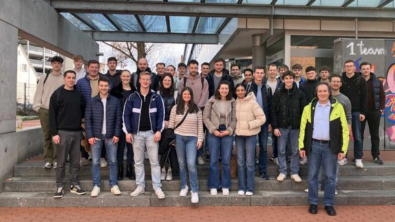Gruppenbild vor dem Gebäude unter einem Glasdach
