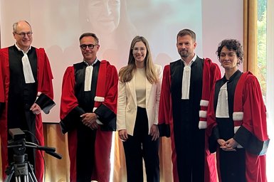Im Bild von links: Prof. Dr. Ed Nijssen (Univ. Eindhoven), Prof. Dr. Lars Meyer-Waarden (TSM), Dr. Selina Berger, Prof. Dr. Marc Kuhn (DHBW Stuttgart), Prof. Dr. Sandra Laporte (TSM), im Hintergrund online: Prof. Dr. Andrea Rumler (HWR Berlin) Im Bild von links: Prof. Dr. Ed Nijssen (Univ. Eindhoven), Prof. Dr. Lars Meyer-Waarden (TSM), Dr. Selina Berger, Prof. Dr. Marc Kuhn (DHBW Stuttgart), Prof. Dr. Sandra Laporte (TSM), im Hintergrund online: Prof. Dr. Andrea Rumler (HWR Berlin)