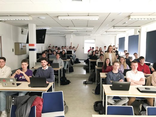 Gruppenbild von Studierenden in Vorlesungsraum