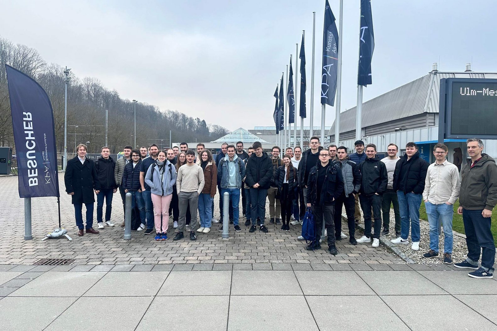 Gruppenbild von der Exkursion zur KPA Messe des Studiengangs Maschinenbau