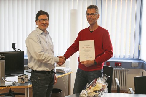 Campusleiter Prof. Dr. Hartmuth Diery bei der Übergabe der Urkunde an Herrn Prof. Dr.-Ing. Martin Hornberger