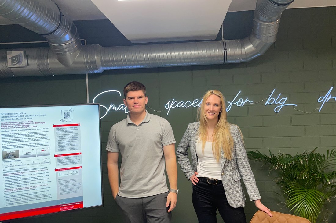 Die DHBW Studierenden Veronika Spielmann und Daniel Seger bei der Posterpräsentation auf der InSIM